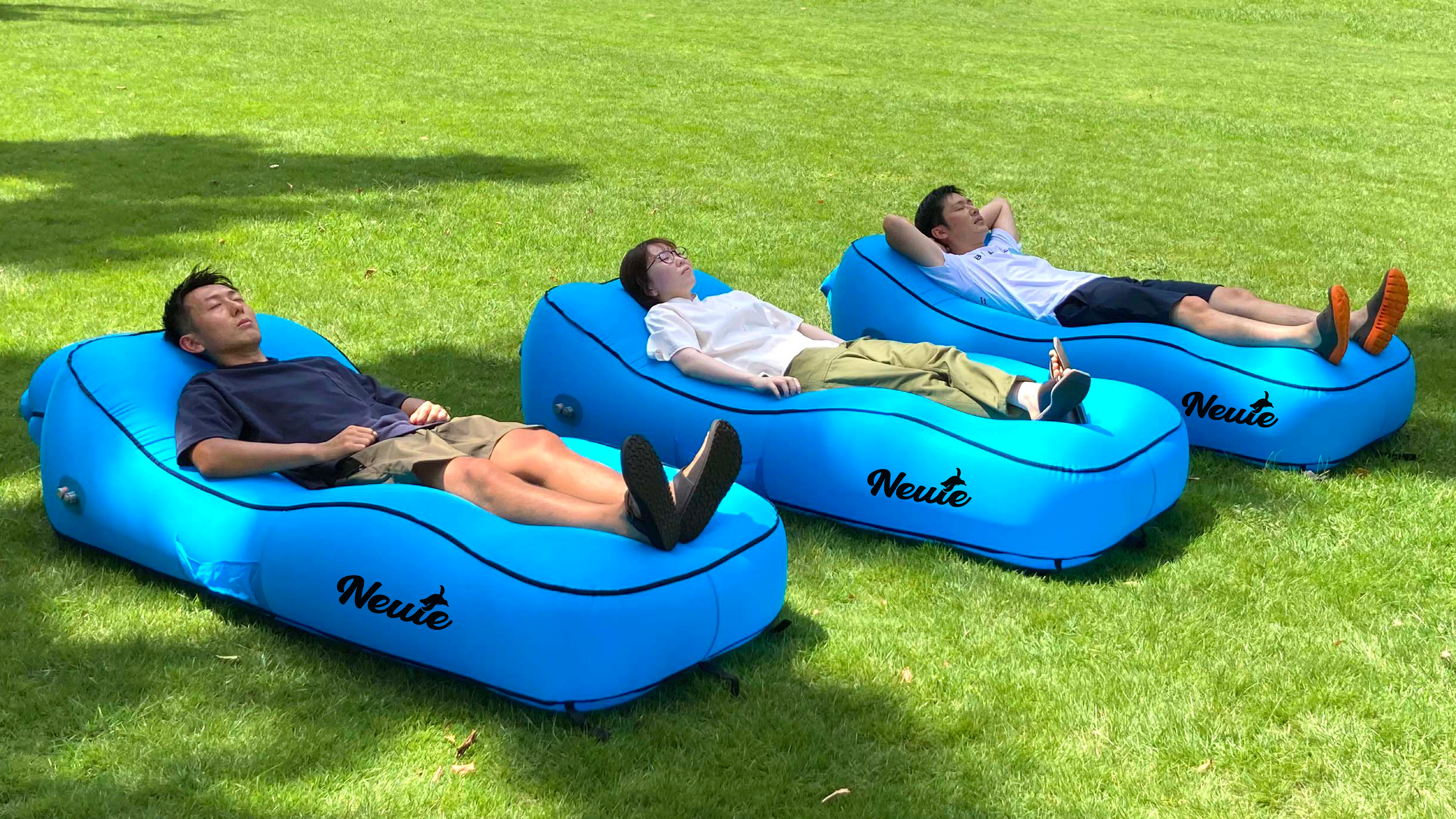 ボタン一つ、約60秒で完成！簡易ソファー「ワンタッチ・エアソファー